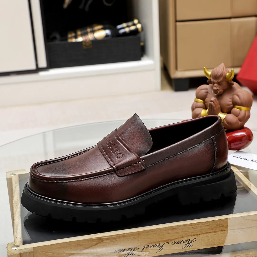 Men's shoes 💰460 🔥Ferragamo's new men's casual slip-on shoes🇨🇳Official website original 1:1 mold, original quality💯Fine workmanship, high-end luxury☘The upper is made of imported Italian first-layer cowhide🌴🐂Leather lining🍓Rubber wear-resistant and non-slip outsole, breathable and comfortable to wear🍍The first choice for high-grade men🍉3 colors available! Code number 38-45……